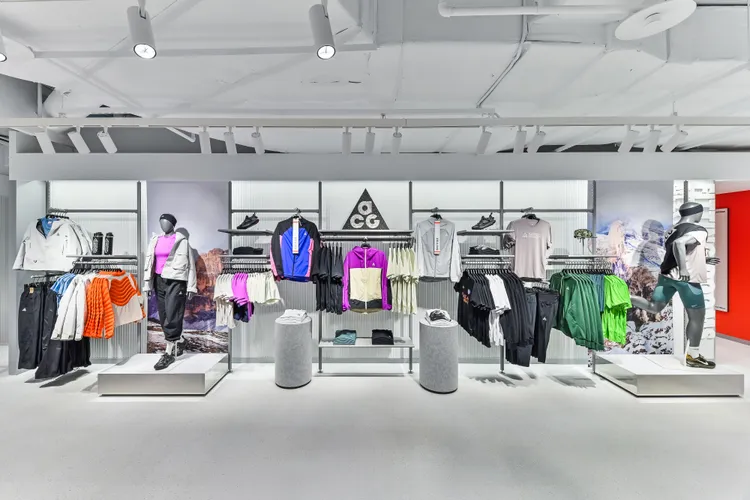 All Conditions Gear (ACG) 系列。品牌提供