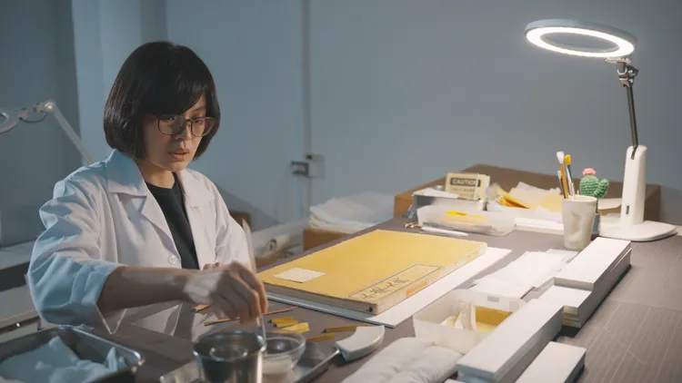 圖書文獻修復師高宜君分享，將麵粉與水慢慢熬煮成漿糊，作為黏著的材料。公視提供