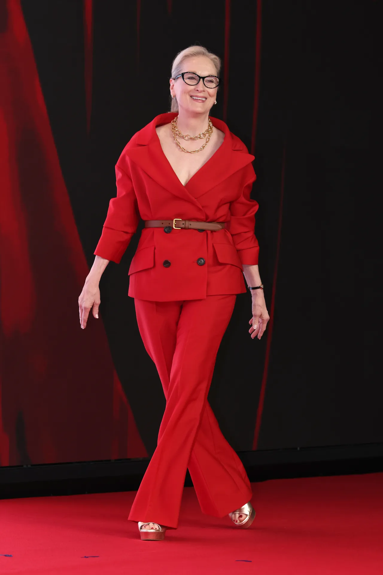 梅莉史翠普在首爾記者會上選穿紅色PRADA套裝。品牌提供