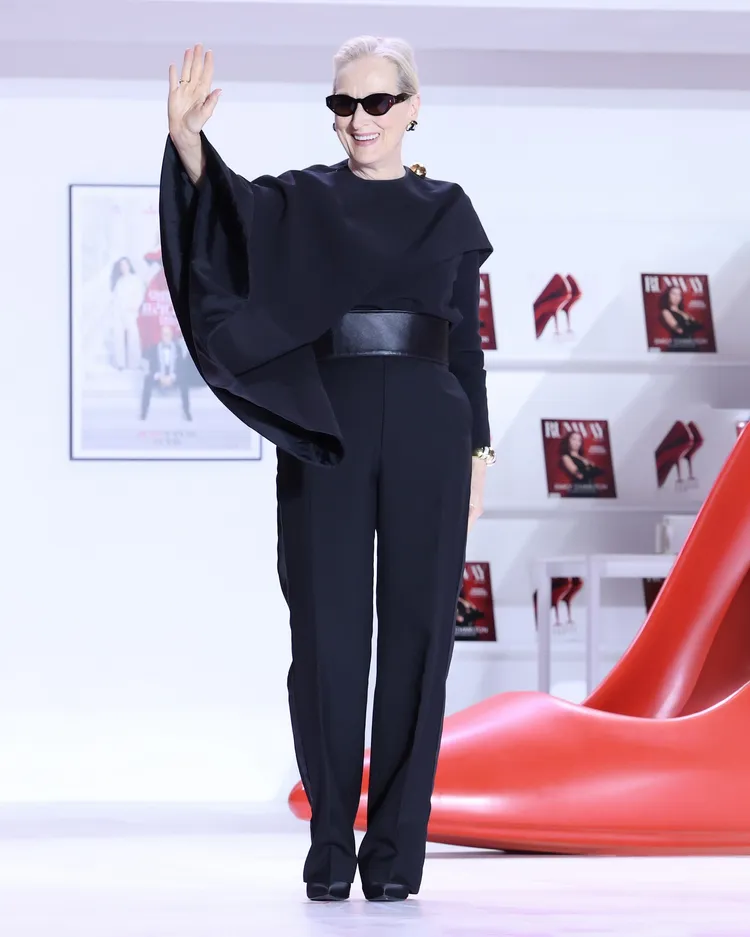 首爾首映會上她改換上CELINE黑色褲裝。品牌提供