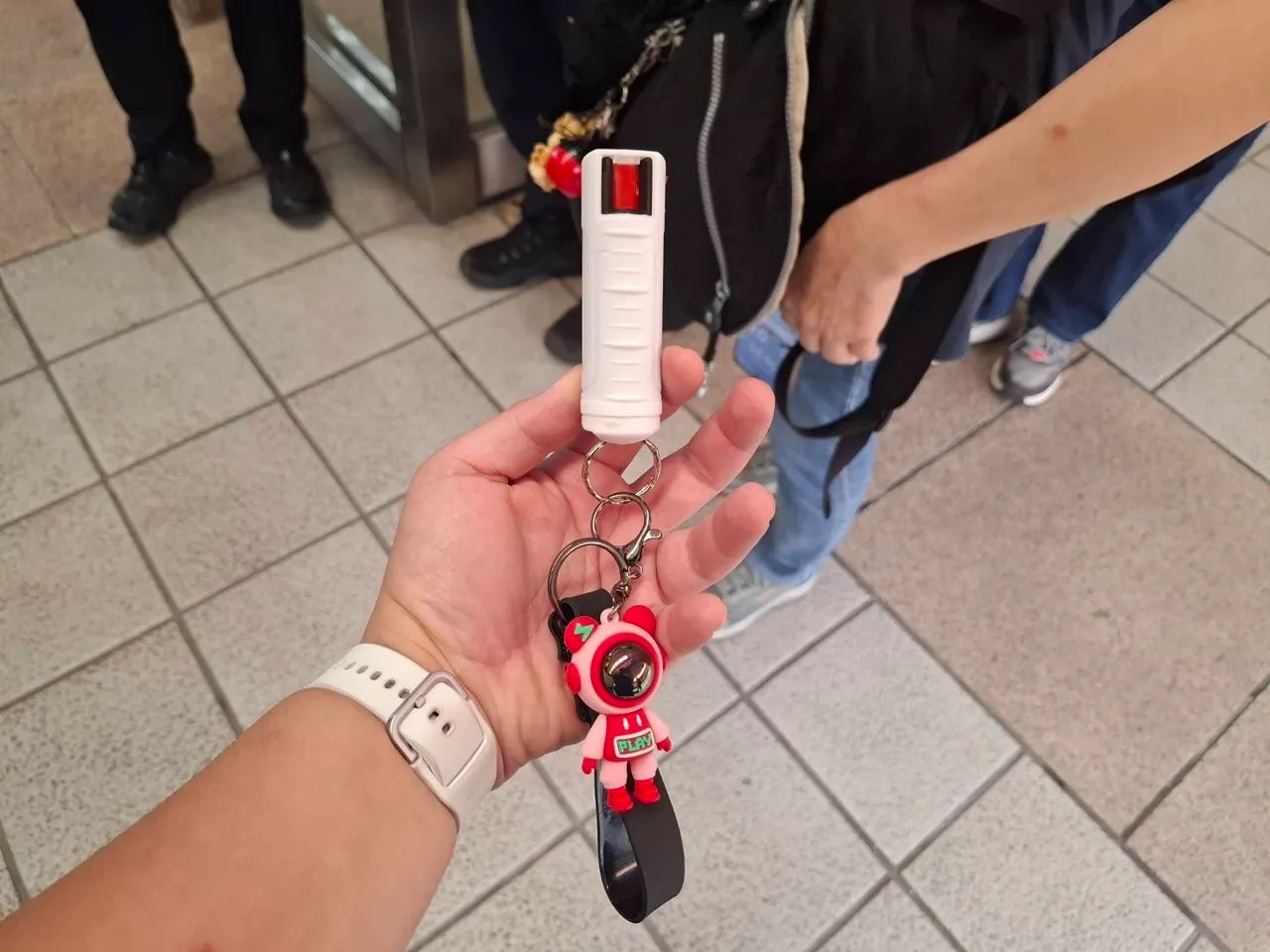 這下真的刺激！婦捷運車廂誤按辣椒水　3車廂乘客急疏散