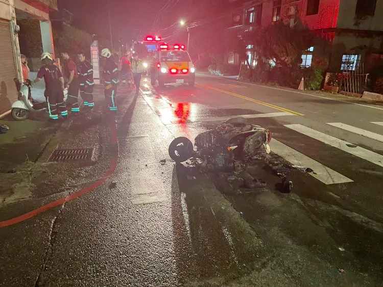 機車起火燃燒由消防人員撲滅。大園警分局提供