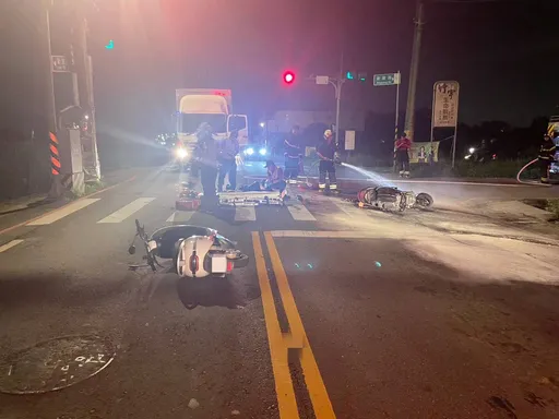 直行機車撞倒左轉電動自行車　機車瞬間起火釀2傷