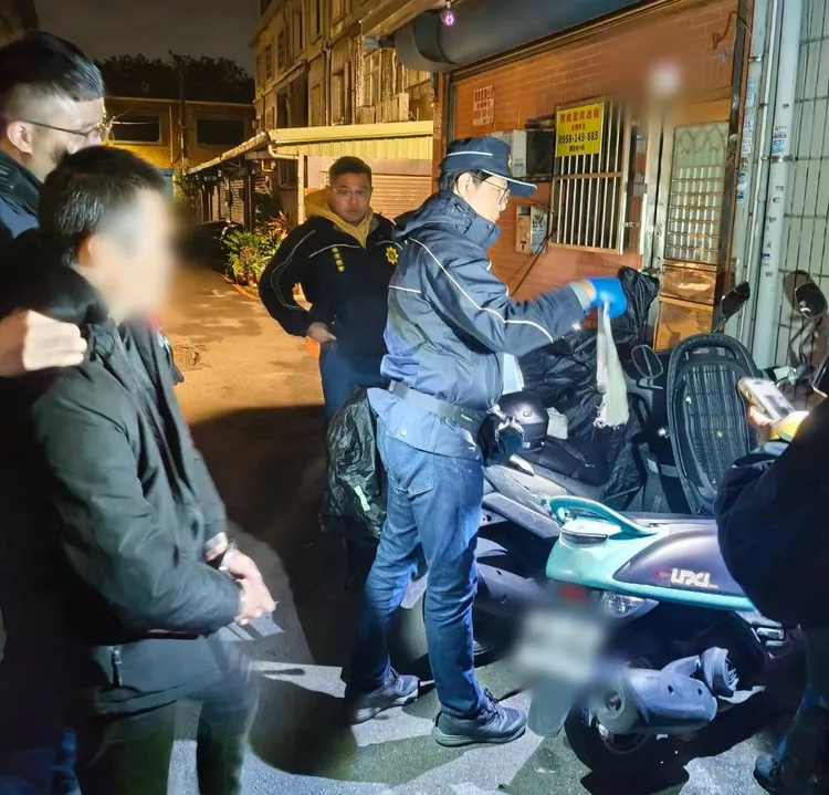 警方搜索褚男機車。翻攝畫面