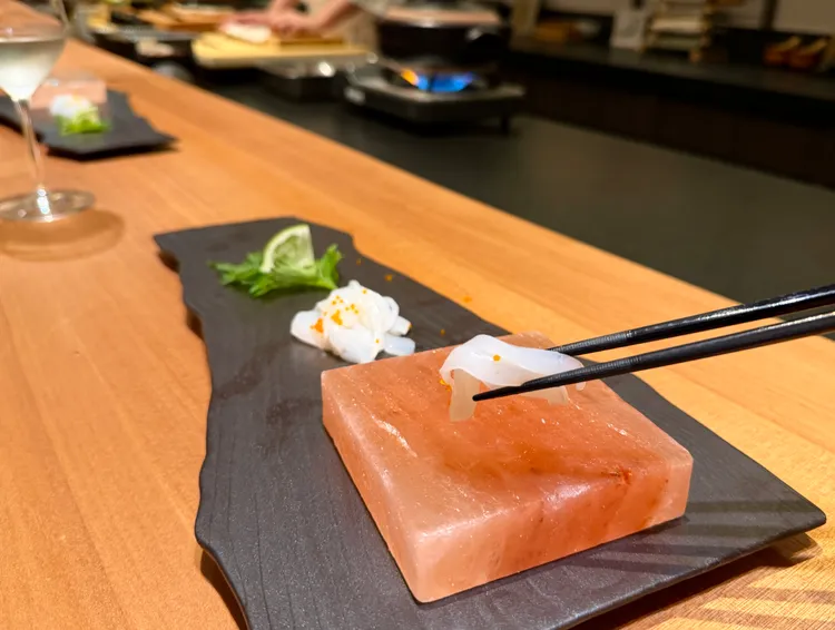 套餐中花枝刺身附上整塊岩鹽板可沾取增添風味。莊偉祺攝