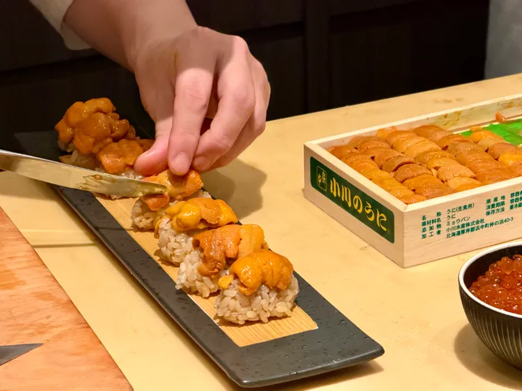 壽司套餐可吃到北海道海膽等食材。莊偉祺攝