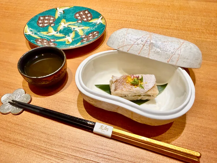 套餐開胃菜為鯛魚箱壽司搭配京都經典料理「鰹魚昆布高湯」。莊偉祺攝