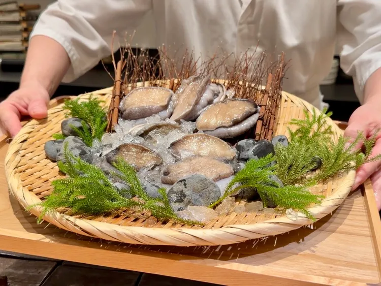 不同於一般壽司料理，這次推出套餐還可吃到現烤南非大鮑魚等菜色。莊偉祺攝