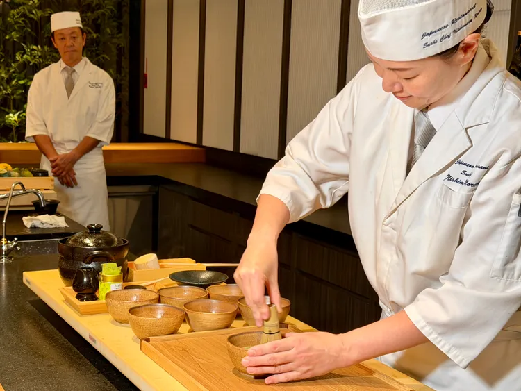 餐後壓軸為女料理長現場手刷抹茶。莊偉祺攝