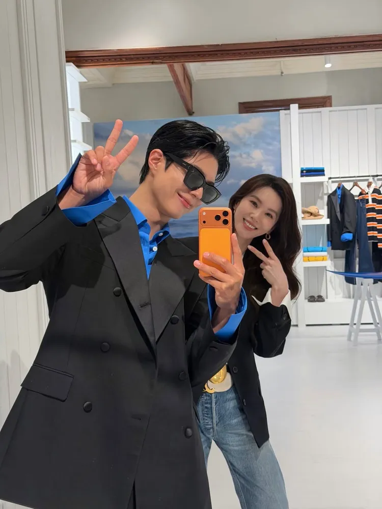 朴寶劍（左）和劉詩詩活潑合影。翻攝朴寶劍IG