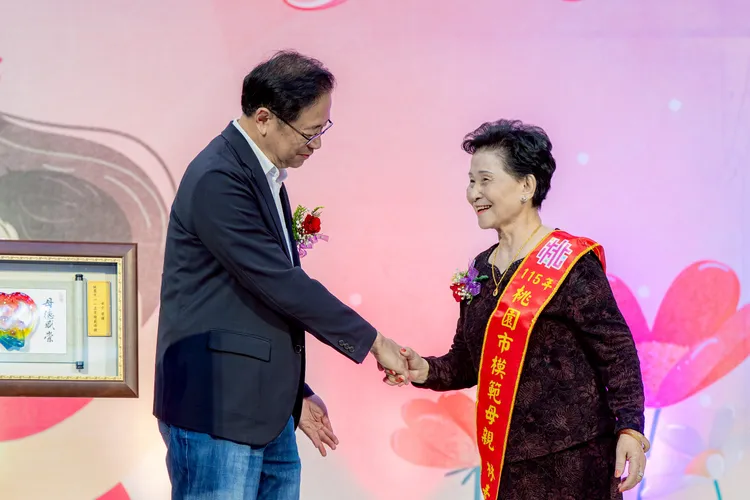 張善政表揚模範母親林素蓮。桃園市府提供
