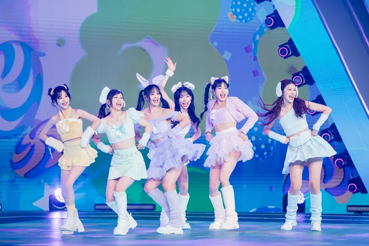 《宇宙啦啦隊》成員們化身「宇宙森友會」，大跳〈捏泥巴〉和〈卡加布列島〉。緯來電視網提供