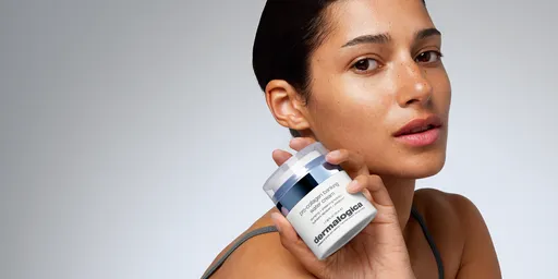 別讓臉部凹陷洩漏年齡　德卡「爆水彈潤霜」輕盈重返少女時期