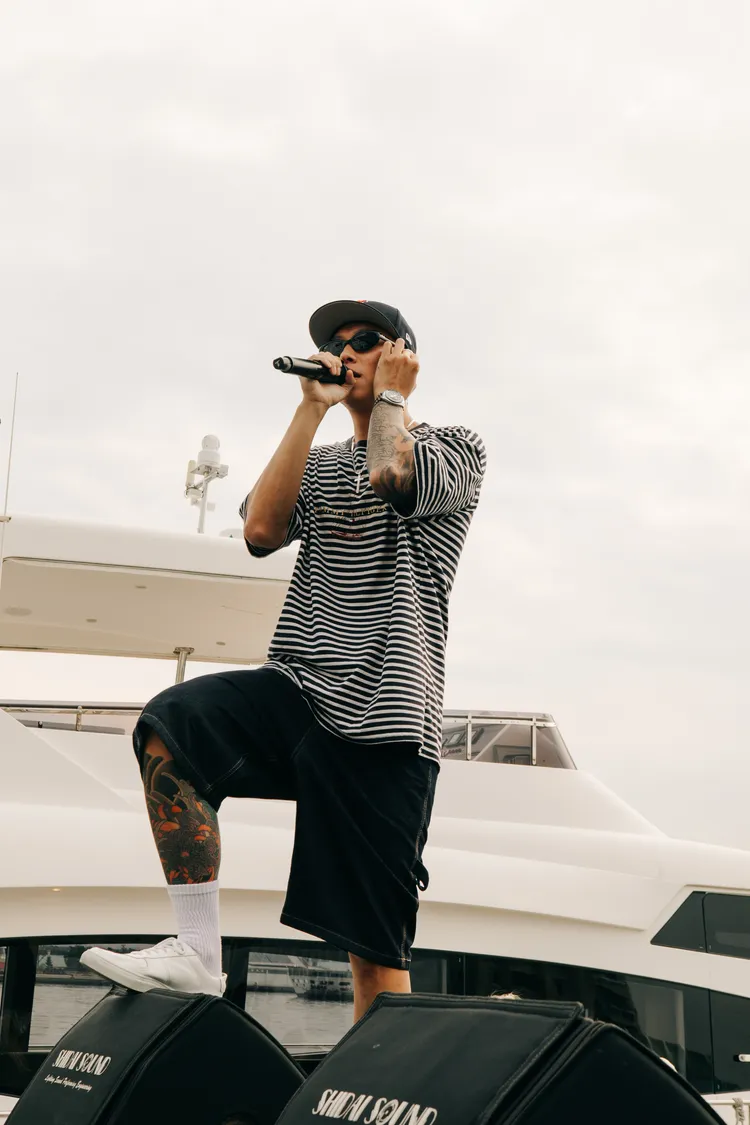 瘦子化身帥氣水手。本色音樂提供