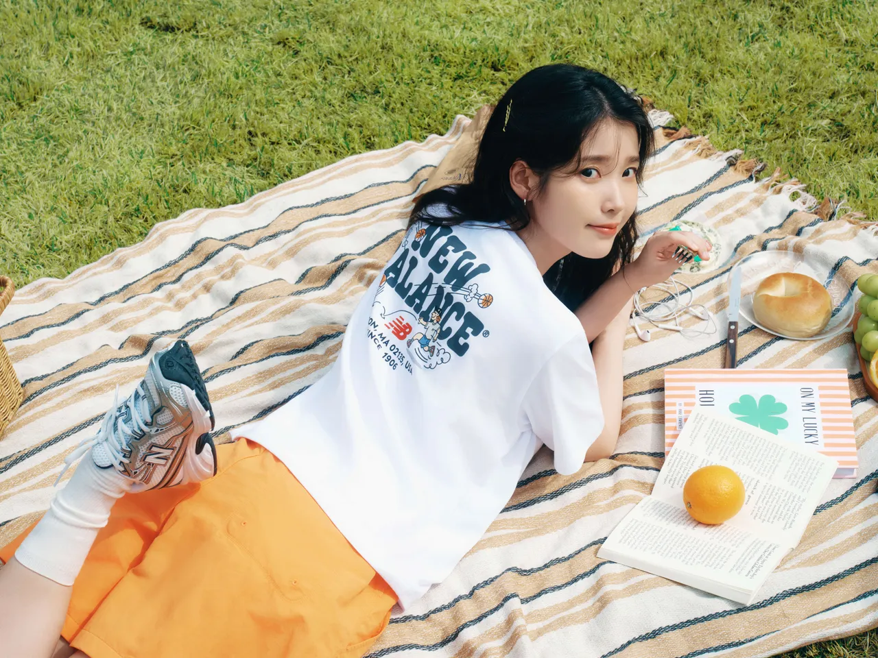 IU以NB BOY塗鴉白色上衣搭配740復古跑鞋春季新色。品牌提供