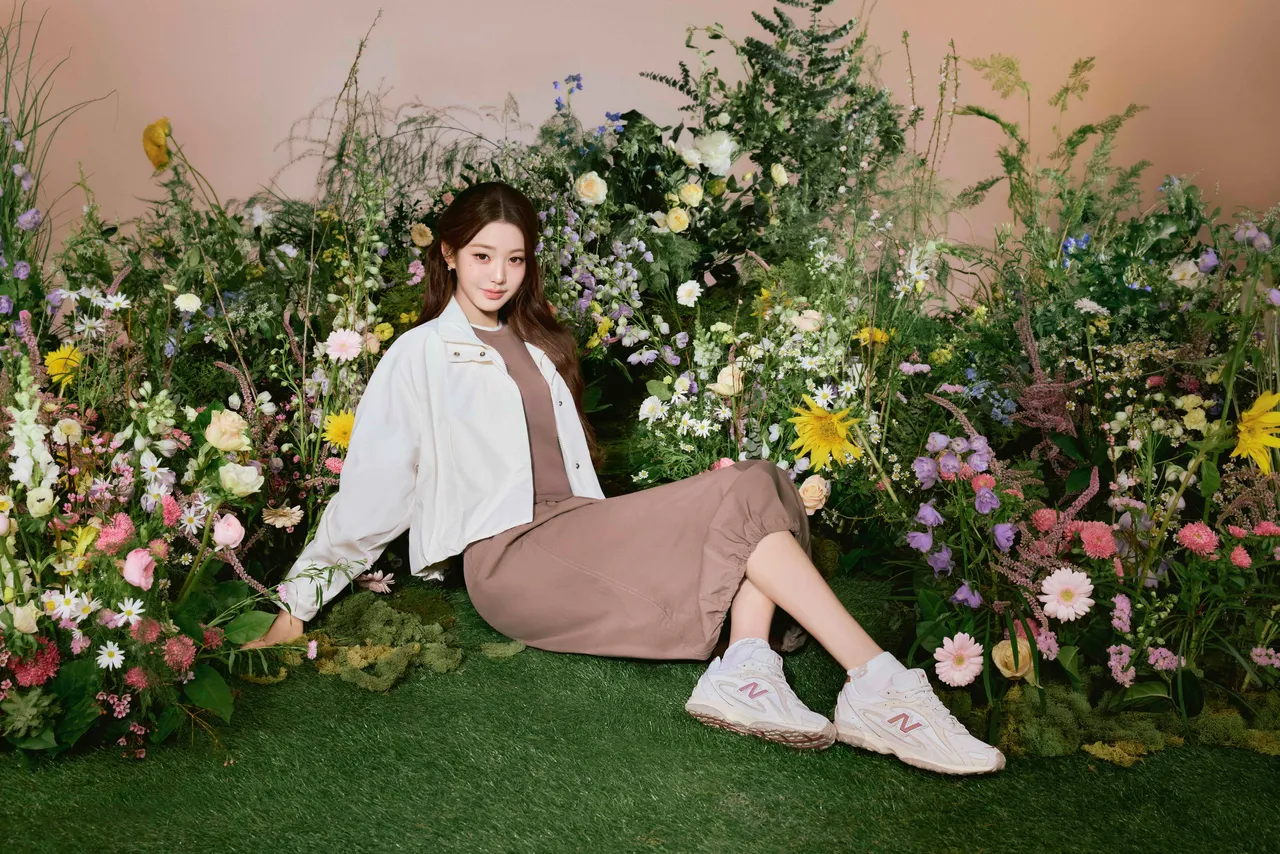 張員瑛換上可可色花苞連身裙外搭奶白色風衣，搭配204L 「漿果紅」新色。品牌提供