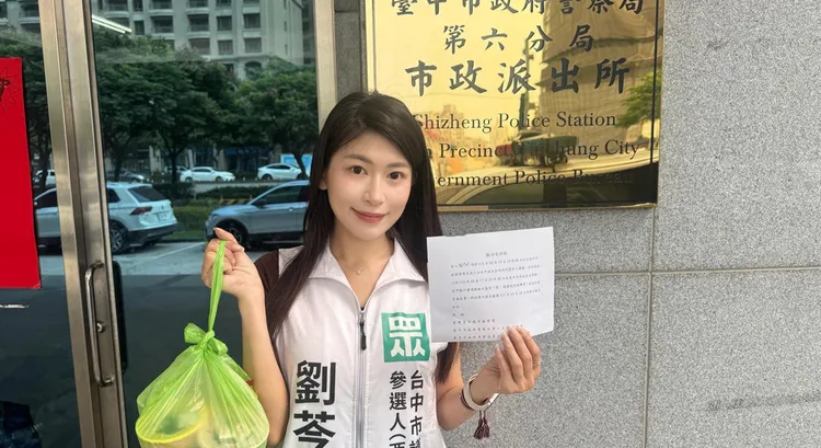 劉芩妤到第六分局撤告，並帶飲料慰勞基層員警。翻攝劉芩妤臉書