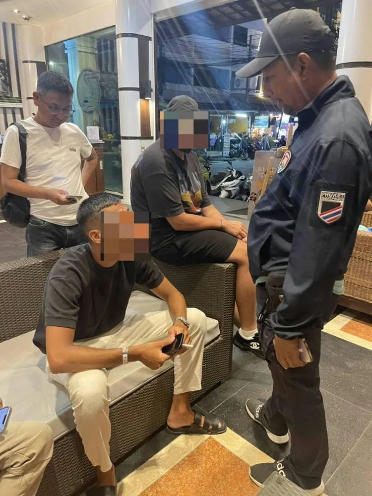 留著「阿志頭」的法國男子（左）因為特徵明顯，遭警方逮捕。泰國普吉島警方提供