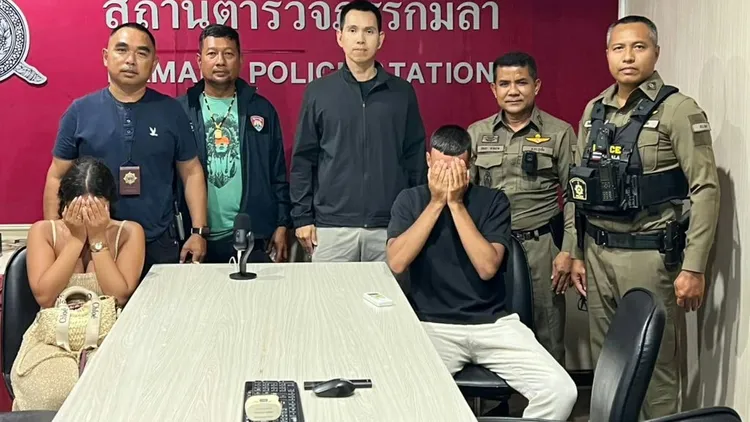 泰國警方在逮捕這對法籍男女後，特別合照留念。泰國普吉島警方提供