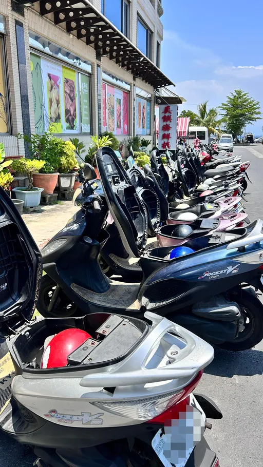 奇觀！離島機車一整排這樣停　內行人：不照做肯定唉唉叫