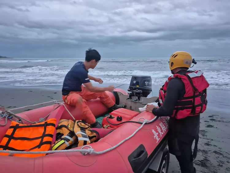 警消出動救生艇在岸際搜救。消防局提供