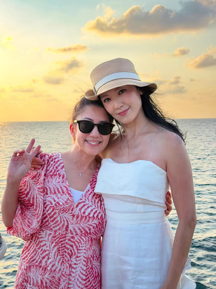 林熙蕾與女性友人Christina開心慶祝。