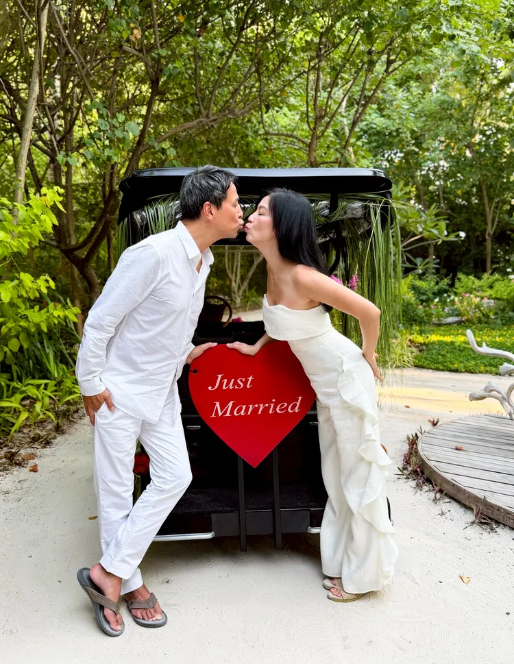 林熙蕾與老公當年坐白色款車子，如今換黑色款，2人在車前玩親親。