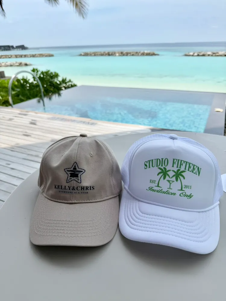 親友為他們準備的水晶婚紀念帽。