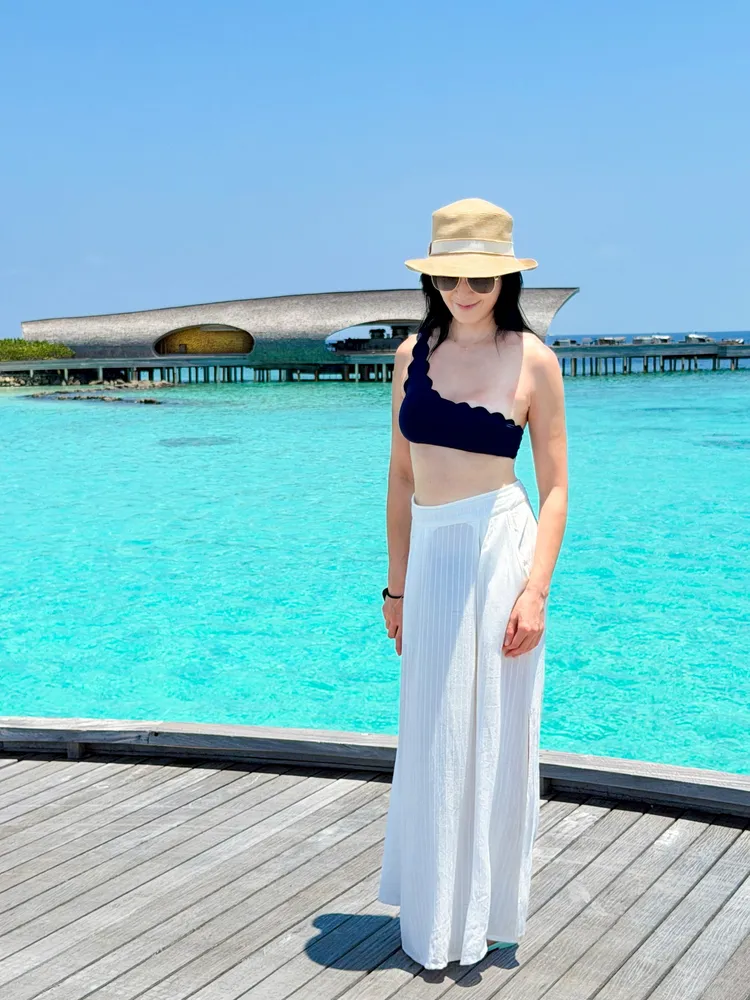 林熙蕾穿上深藍色小可愛，盡顯完美身材。