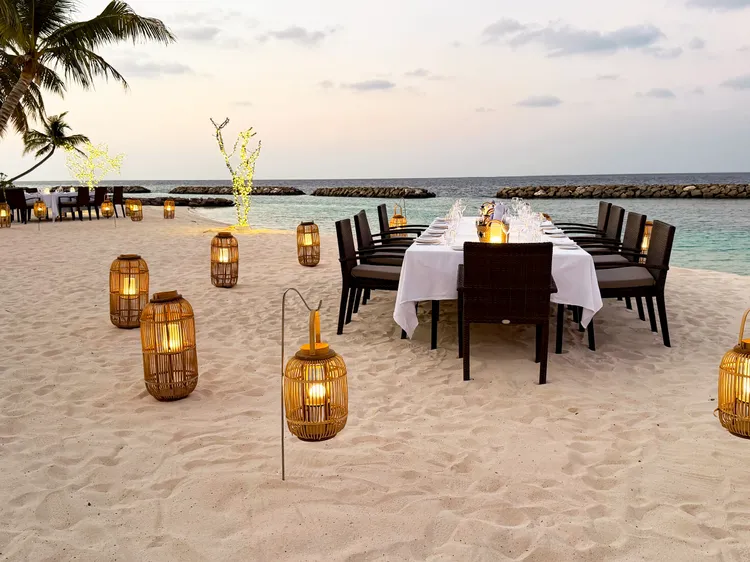 2人在沙灘上宴請來自各國的親友。