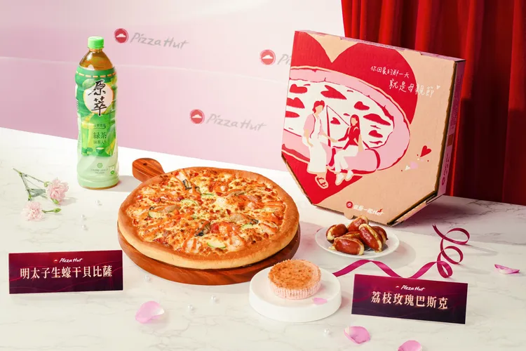 4月30日前購買必勝客指定套餐，加碼贈送吳寶春麥方店聯名「荔枝玫瑰巴斯克」（小顆）。必勝客提供