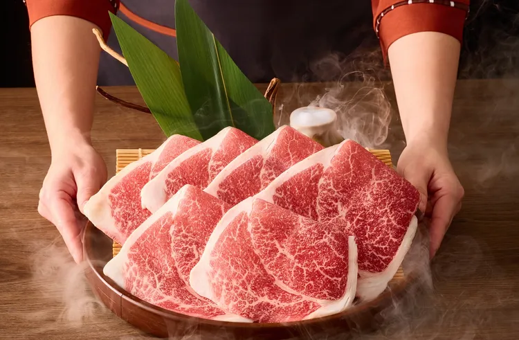 聚最新推出日本國產牛套餐，還能享用多元自助吧，廣受饕客喜愛。王品集團提供