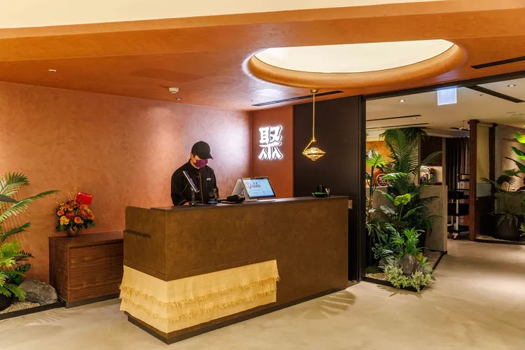 聚榮獲最想推薦日式火鍋肯定，SOGO忠孝店用日式現代美學搭綠植藝術，帶來全新用餐體驗。王品集團提供