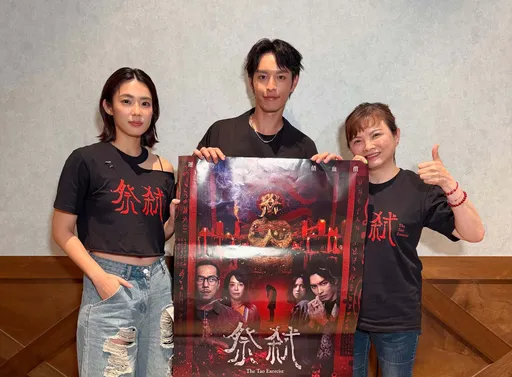 相差3歲演母子！曹佑寧開口喊她「阿母」　基隆爽嗑廟口螃蟹羹