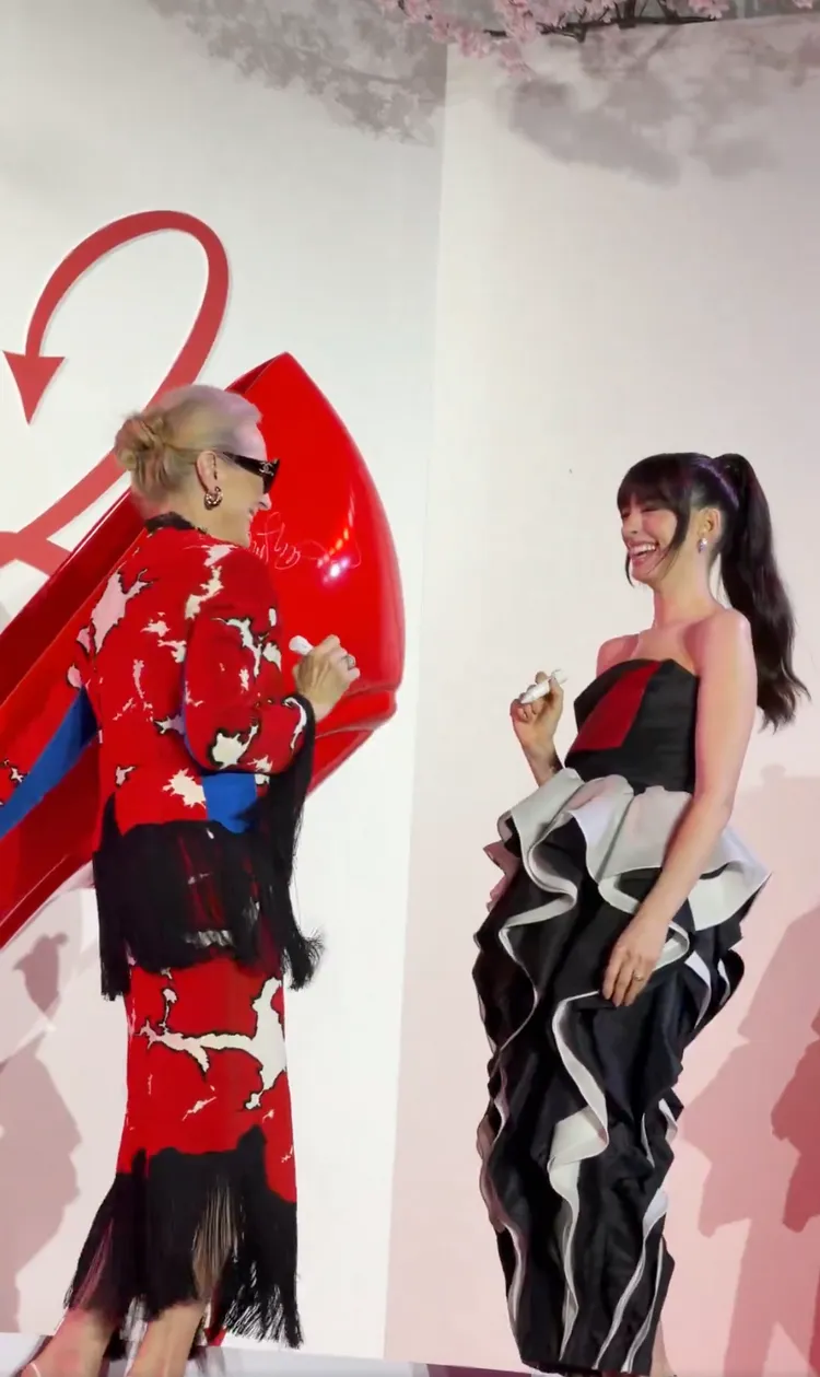 梅莉史翠普（左）、安海瑟薇（右）在東京合體。翻攝20th Century Studios X