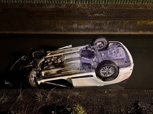 失控撞電杆！宜蘭48歲女「連人帶車」墜大排　溺水搶救中