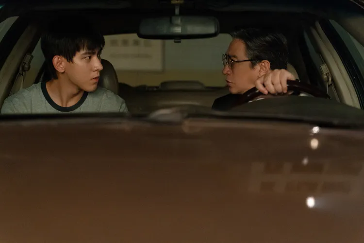 曾向鎮（左）和張家輝飾演父子。TVBS提供