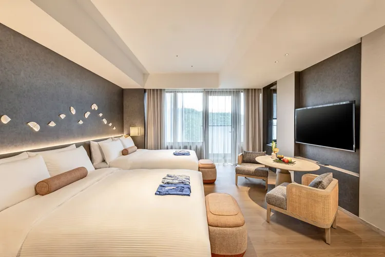 北投晶泉丰旅推出「泉韻陽台家庭客房住宿券」每張7999元，雙人入住含早或四人入住不含早靈活使用。晶泉丰旅提供