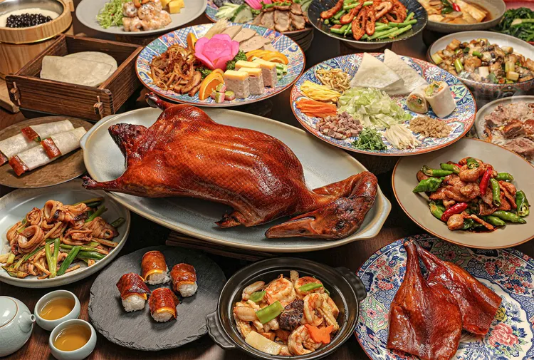 泉源閣推出總鋪師烤鴨六吃辦桌料理，四人餐券3999元即可享11道料理。晶泉丰旅提供