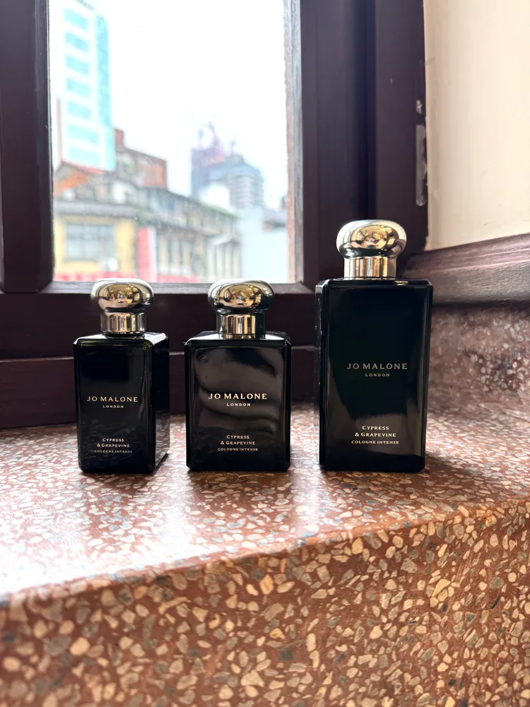 絲柏與葡萄藤芳醇香水首度推出30ml設計（左），4000元。張家玲攝