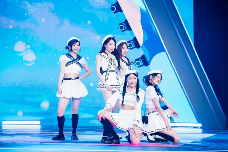 樺樺（左起）、海莉、靚靚、魚肉、叩叩，挑戰原創唱跳單曲「Level Up」。緯來電視網提供