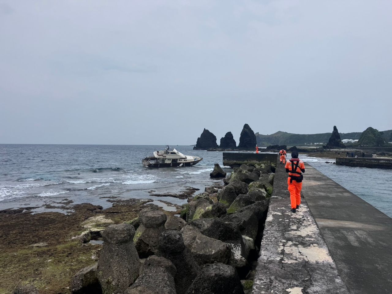 綠島娛樂船擱淺 拖回岸上途中竟船體斷裂沉入大海