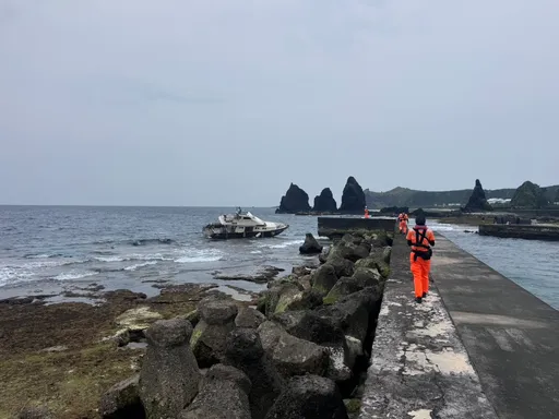 綠島娛樂船擱淺　拖回岸上途中竟船體斷裂沉入大海