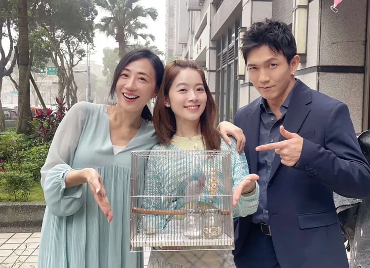 潘奕如（左）愛鳥樂樂在劇中擔任程雅晨和黃尚禾的媒人。民視提供