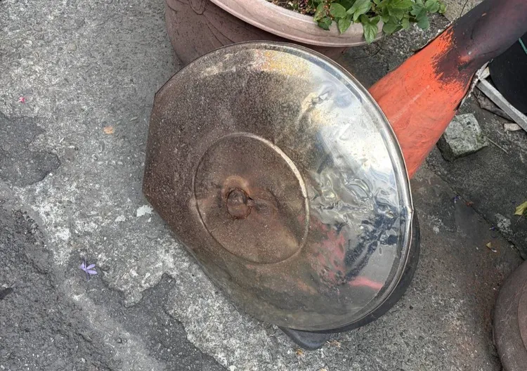 香爐蓋砸中陳男及其妻，導致2人均受輕傷。翻攝照片