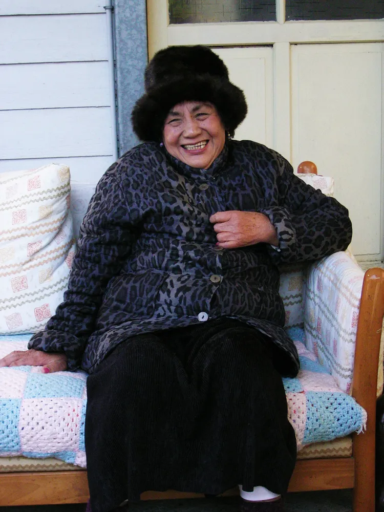 高菊花女士攝於達邦老宅(2009年)。野火樂集提供