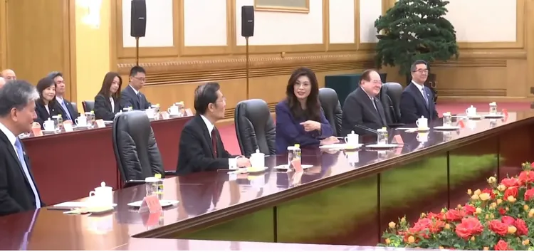 國民黨方面出席人員，除了鄭麗文，還有副主席蕭旭岑、副主席李乾龍、副主席張榮恭、國民黨智庫副董事長李鴻源。訪問團其他人員則坐於一旁。李俊毅翻攝