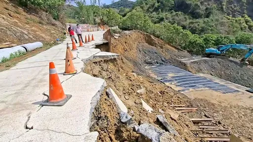 去年7月大雨釀災復建還沒完工　台中霧峰暗坑巷便道又坍了