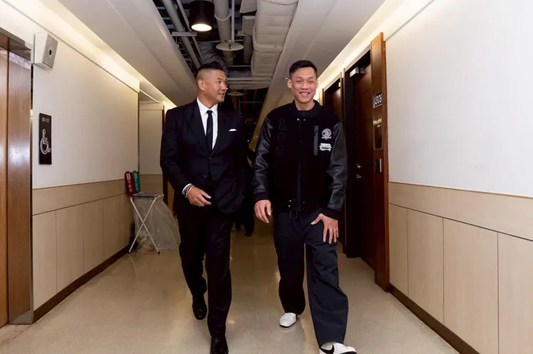 引退賽後陳建州陪林志傑走回休息室。翻攝自陳建州臉書