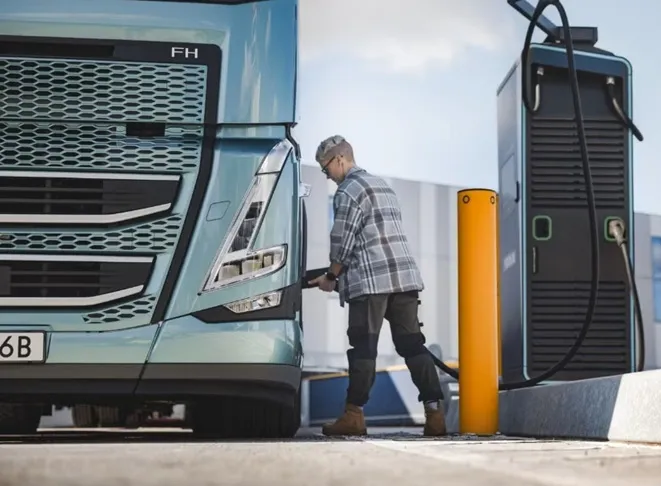 Volvo FH Aero Electric支援兆瓦級快充系統，約50分鐘可完成20～80%充電，貼近駕駛休息時間。原廠照片